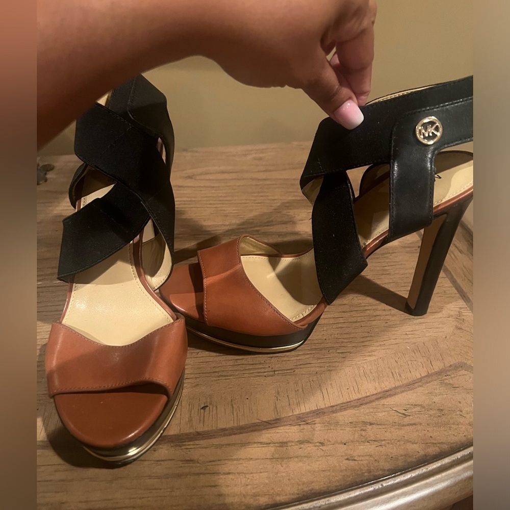 Michael Kors strappy tan/black sandal/heel